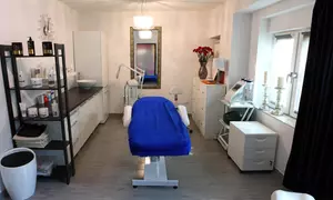 Wieloetapowe oczyszczanie skóry twarzy i mikrodermabrazja lub peeling