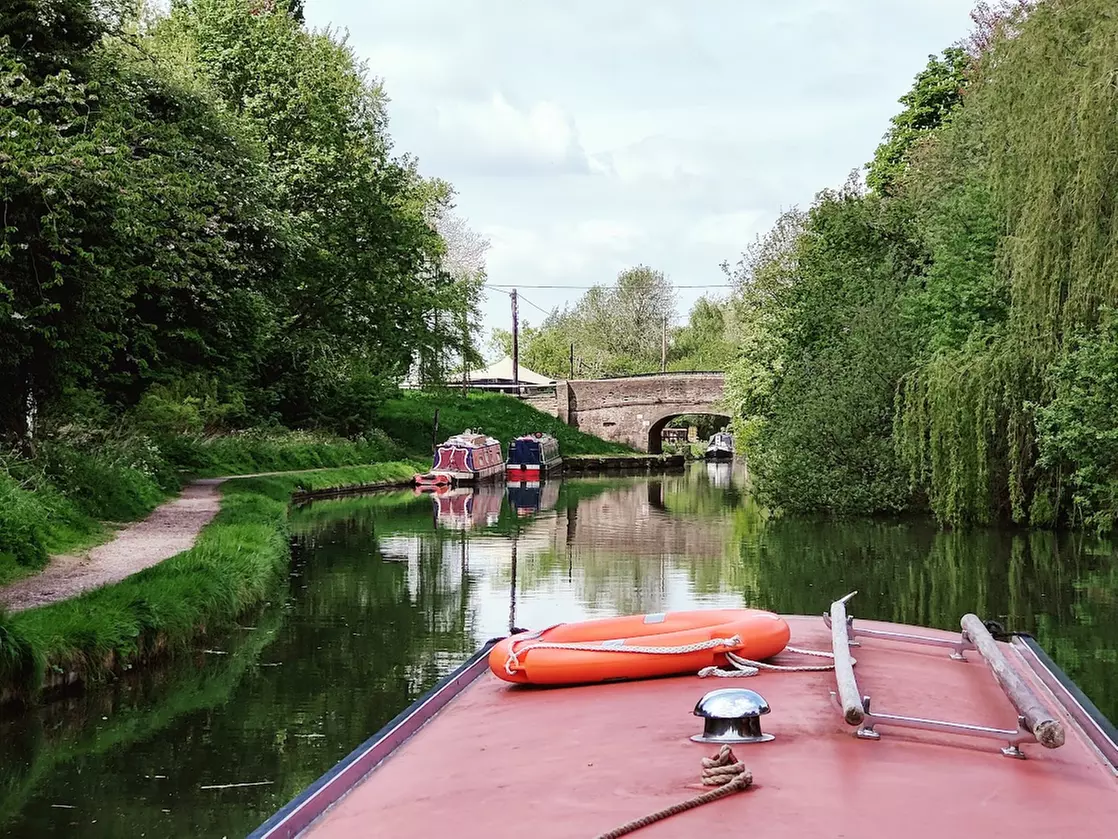 Enjoy Unique Canal Routes: Luxury One Day Narrowboat Hire