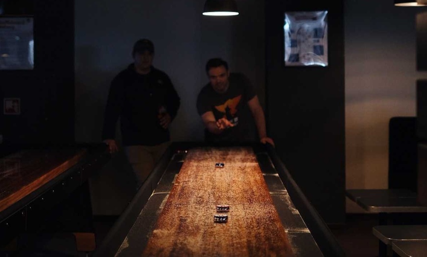 Image 6: Shuffleboard: godzina gry w MK Bowling w Galerii MM w centrum Poznania