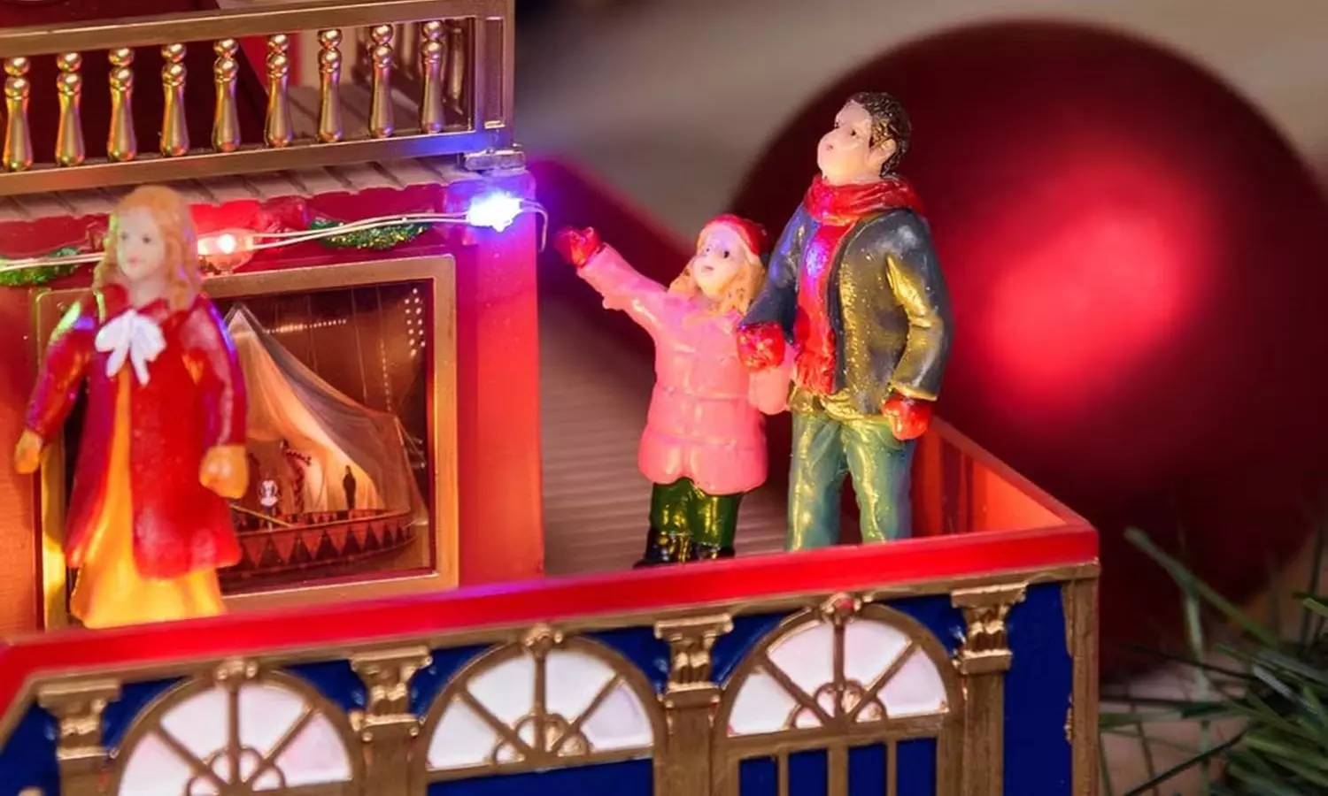 Weihnachtliche Szene mit Musik und Beleuchtung