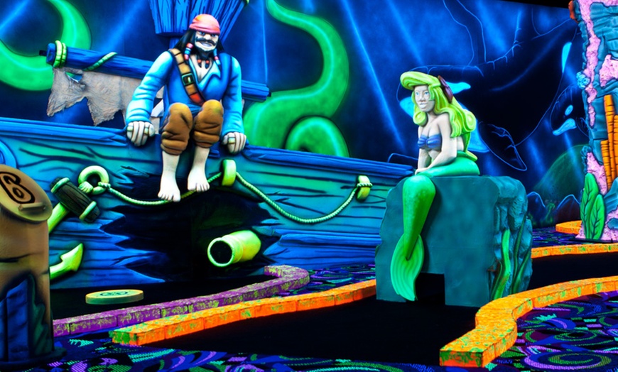 Image 4: Blacklight midgetgolf