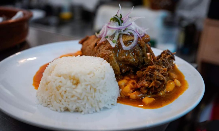 Image 2: Menú peruano para 2 con postre y bebida en Barrio Fino Restobar