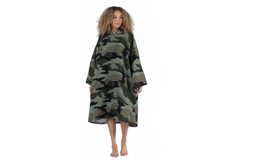 Image 9: Adults Oversized Printed Poncho Towel