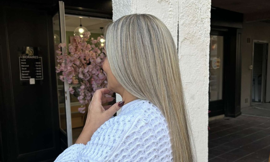 Image 1: Moment de beauté des cheveux au féminin