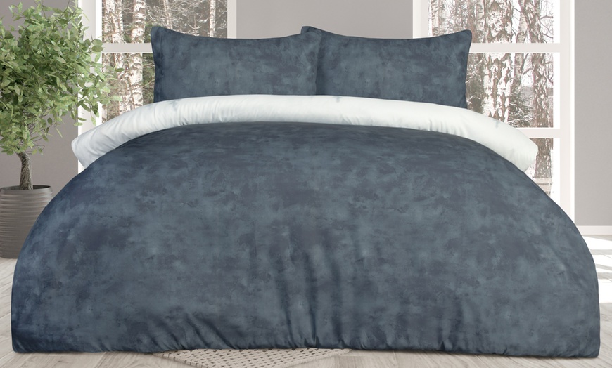 Image 7: Super Soft Reversible Misty Forest Duvet Set 