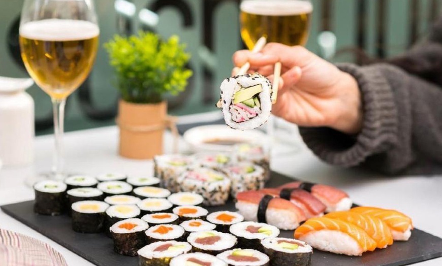 Image 1: Menú sushi para 2 personas en Sushimore