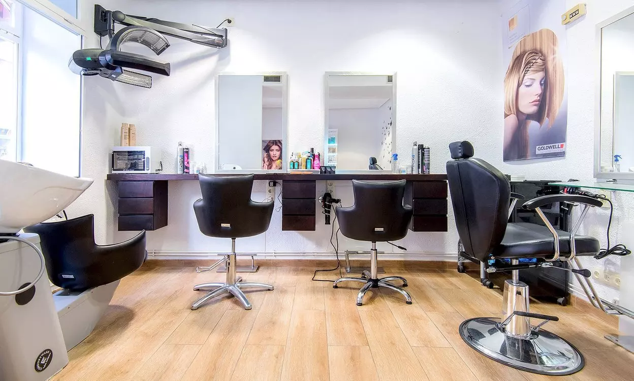 Microblading y diseño de cejas con hilo o micropigmentación de labios