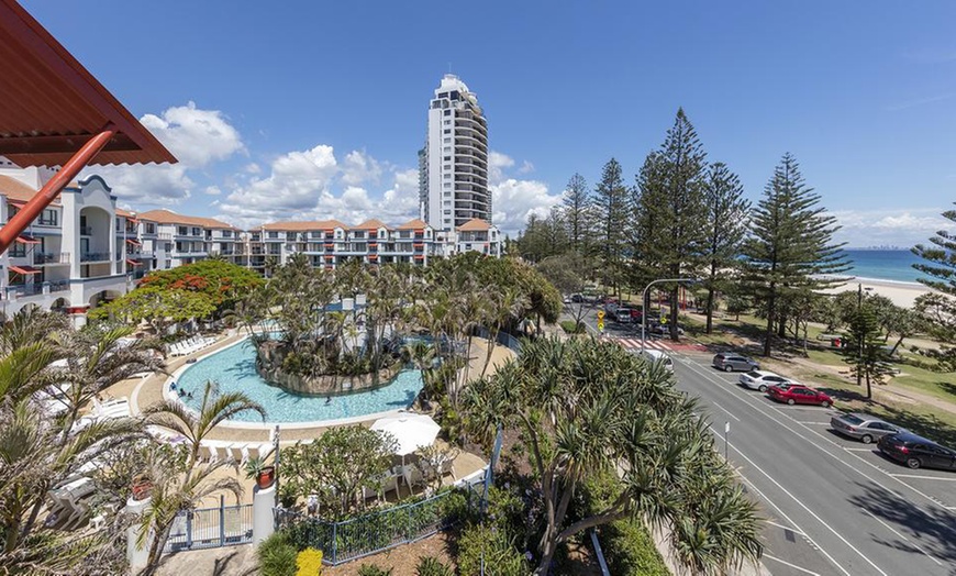 Image 2: Gold Coast: 3N 4* Beachside Stay with Wine