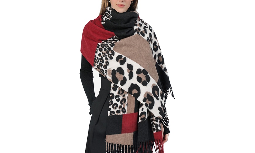 Image 11: Leopard Scarf and Touchscreen Gloves