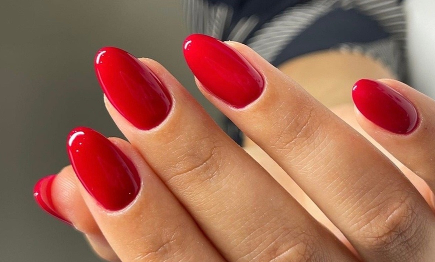 Image 1: Beauté des ongles russe avec pose de vernis semi-permanent