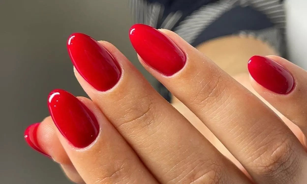 Beauté des mains et/ou des pieds russe avec pose de vernis semi-permanent (jusqu'à 45% de réduction) - Primary Image