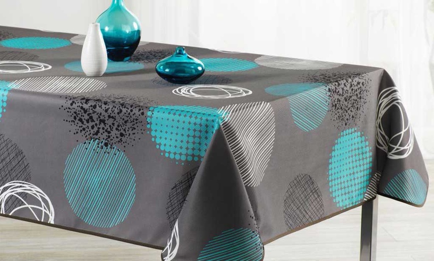 Image 2: Easy-to-Clean Tablecloths