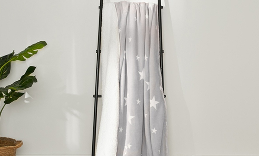 Image 5: Stars Reversible Sherpa Throws