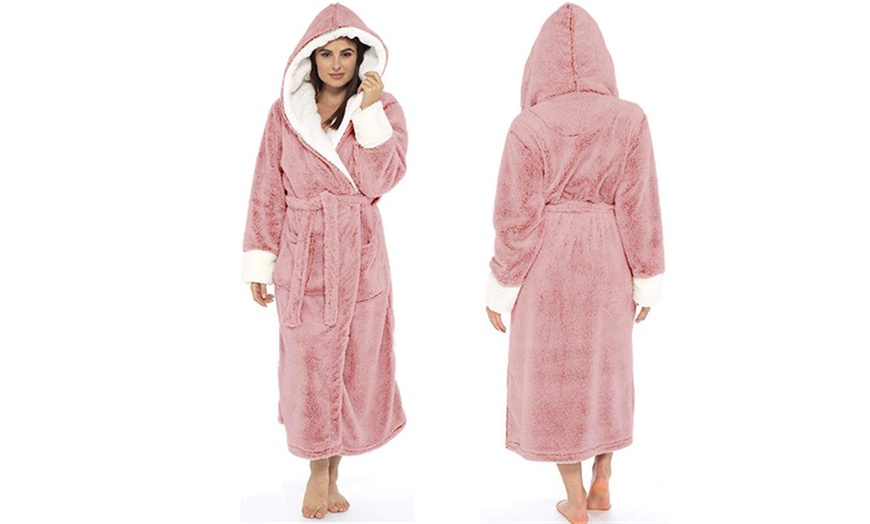 Image 6: Hooded Fleece Robe