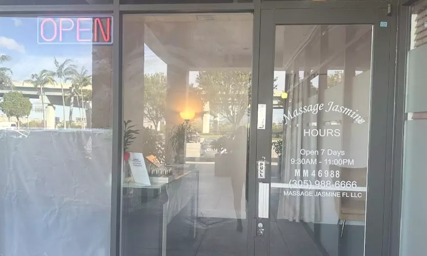 75 Min Swesish or Deep Tissue Massages for 1-2 w/Optional Hot Stones