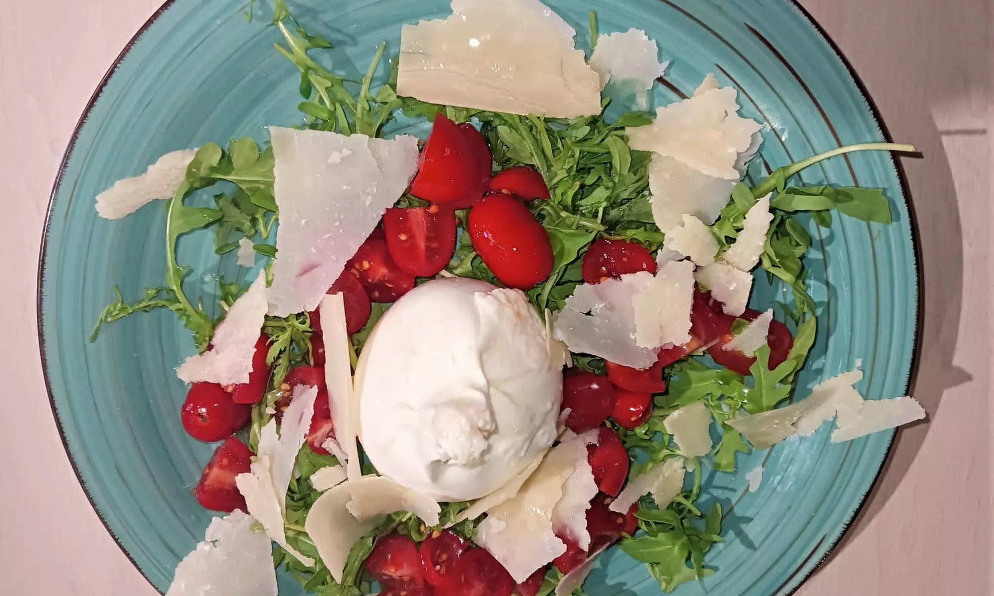 Menú con degustación de entrantes, principal, bebida y postre