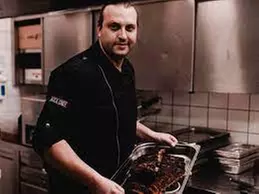 „Green Smoke Teller“ mit Beilagen und Bier für 1, 2 oder 4 Personen