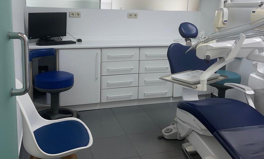 Image 3: Blanqueamiento dental led en Clínica Dental Bucodente Velázquez