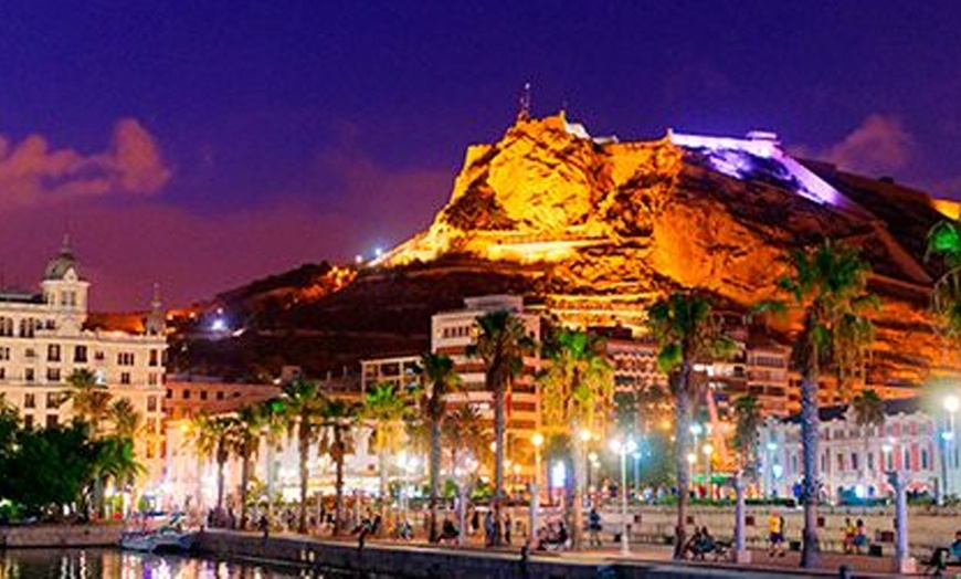 Image 5: Tour marítimo nocturno con vistas a Alicante con Sea & Sail