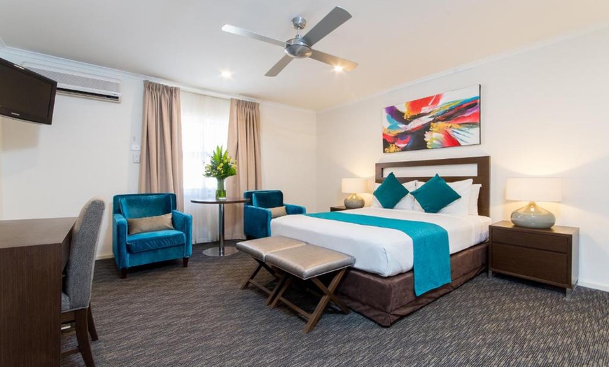Image 3: Adelaide: Superior King Room w/Food & Beverage Voucher & Late Checkout
