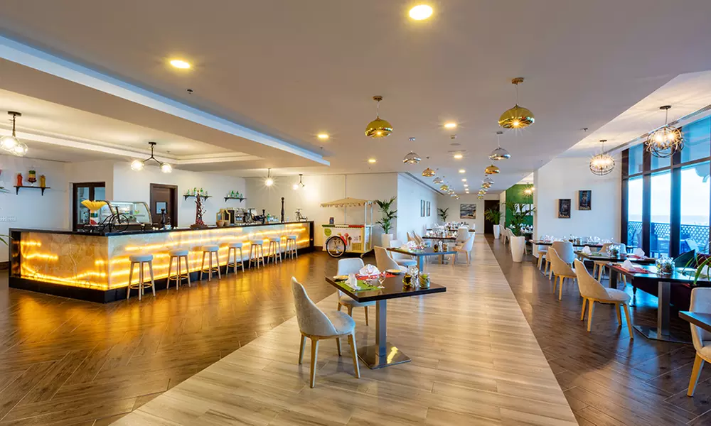 Fujairah: 5* One-Night Stay w/ Optional Breakfast and Dinner Buffet