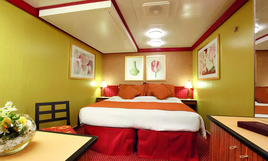 Image 2: Crucero por el mediterráneo de 5 noches con pensión completa