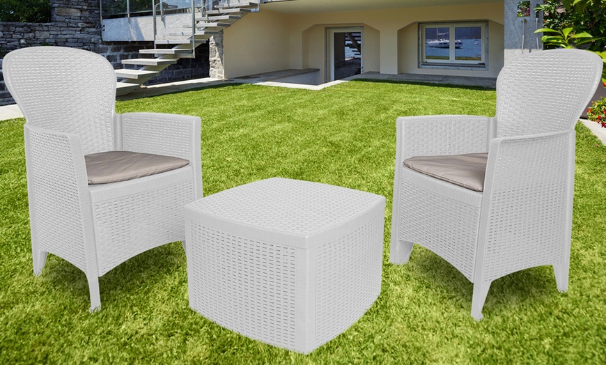 Image 4: Tuinset met twee stoelen en een tafeltje