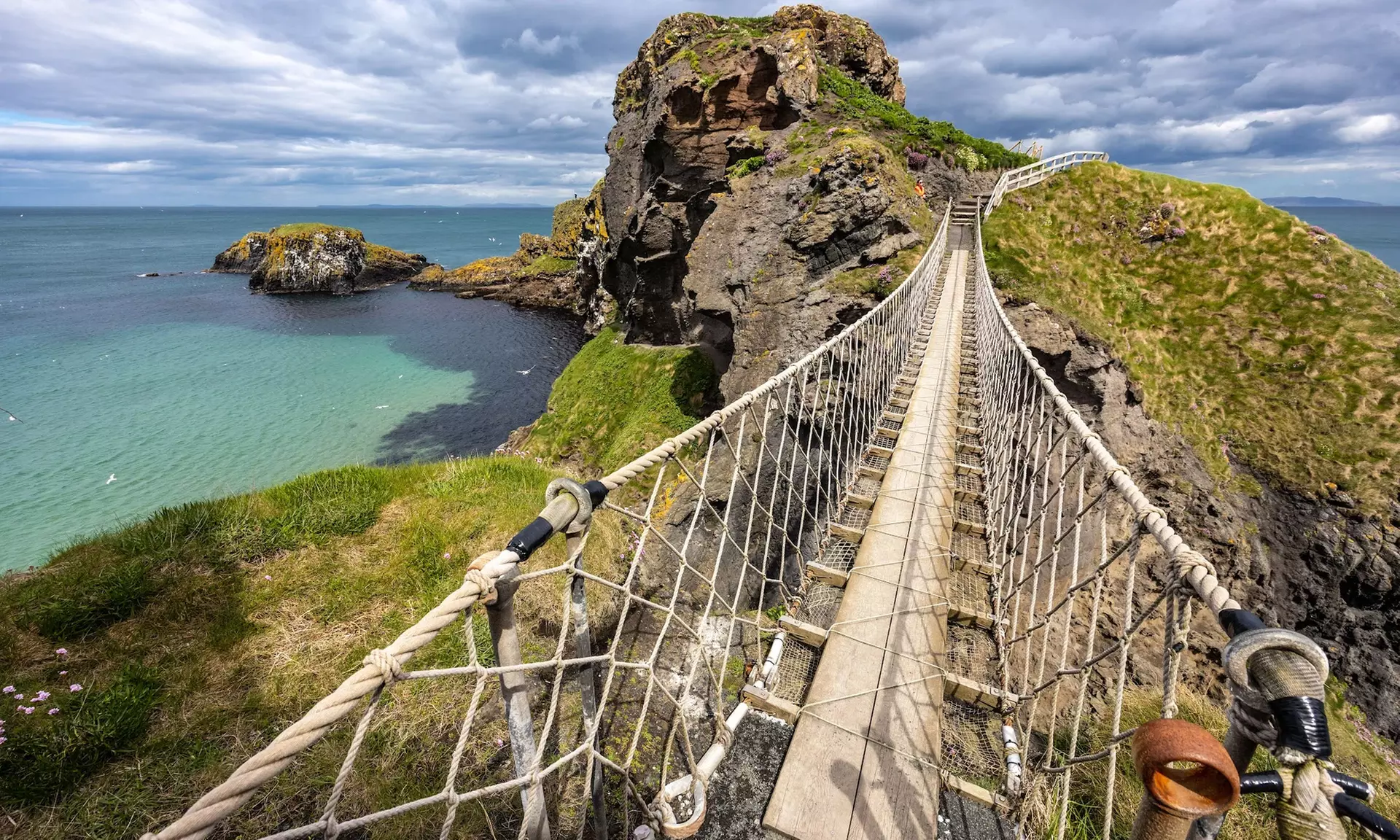 ✈ 6-Days: 2 Irelands - Ultimate Road Trip w/ Air & Car from Worldee