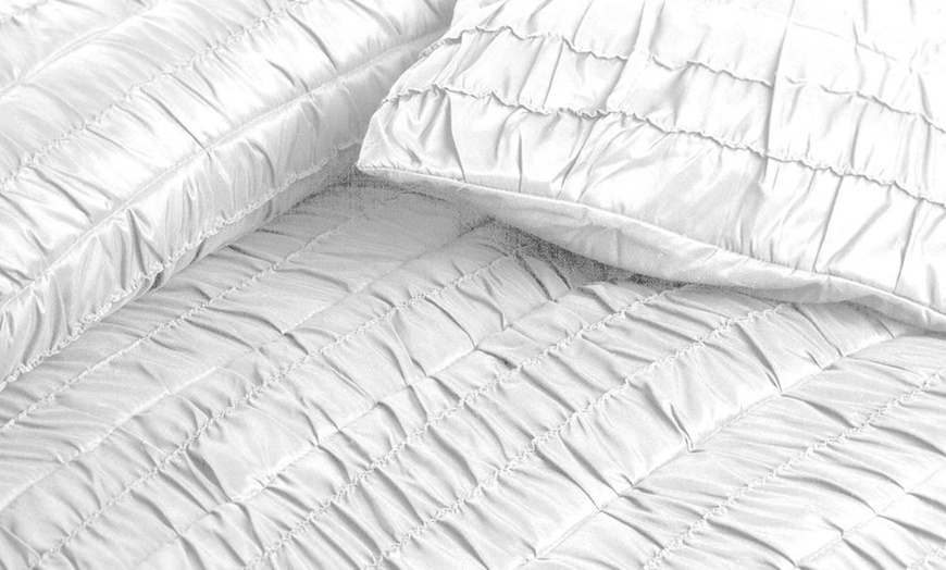 Image 22: Victorian-Style Duvet Cover Set