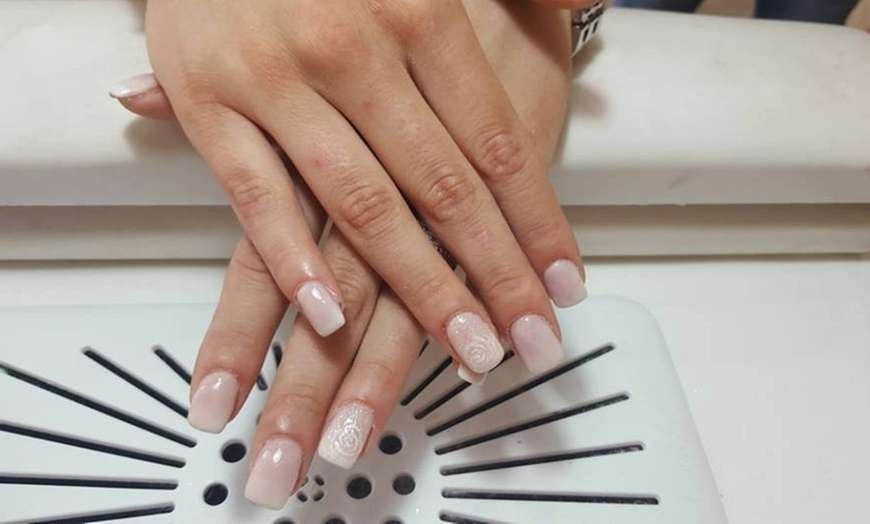 Image 3: Una o 3 sedute di manicure semipermanente presso Le Sette Bellezze