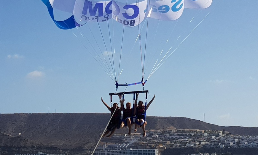 Image 3: Vuelo a 300 metros en parasailing