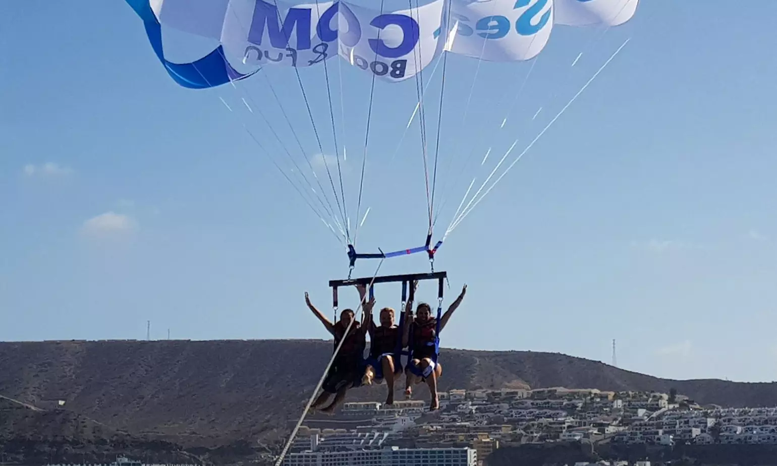 Vuelo a 300 metros en parasailing