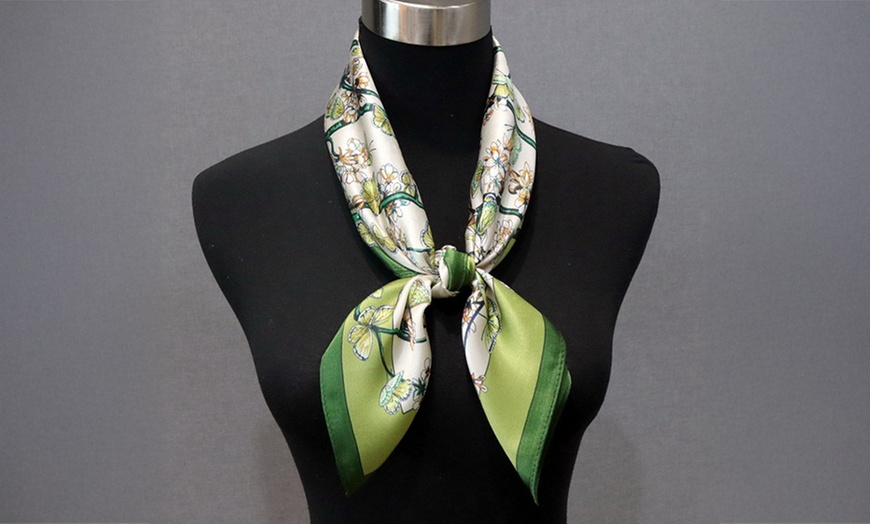 Image 1: Foulard en soie avec motif 