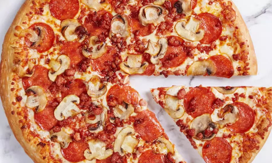 C$25 o C$50 Towards Food and Drinks at Gino's Pizza - Primary Image
