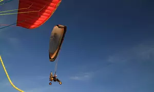 Lot zapoznawczy i 15-minutowy lot motoparalotnią z opcjonalnym filmowaniem w Dynamic Sport