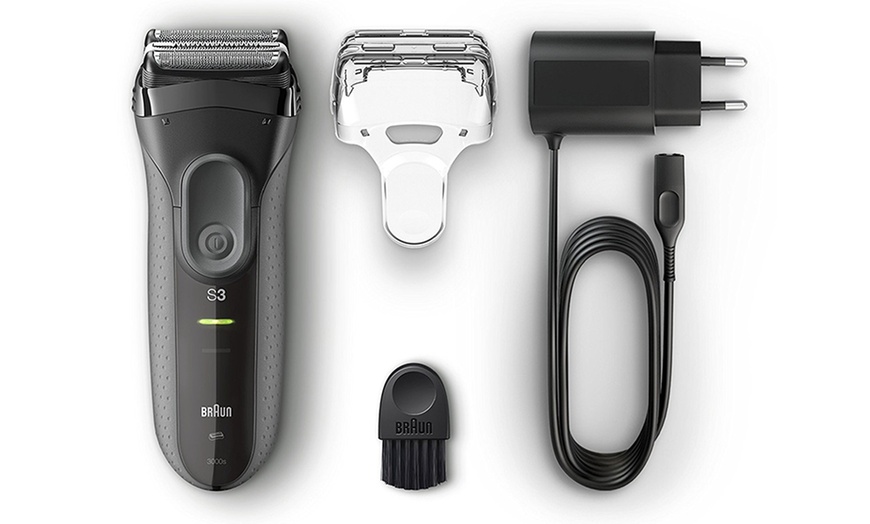 Image 3: Braun 3000s Electric Shaver