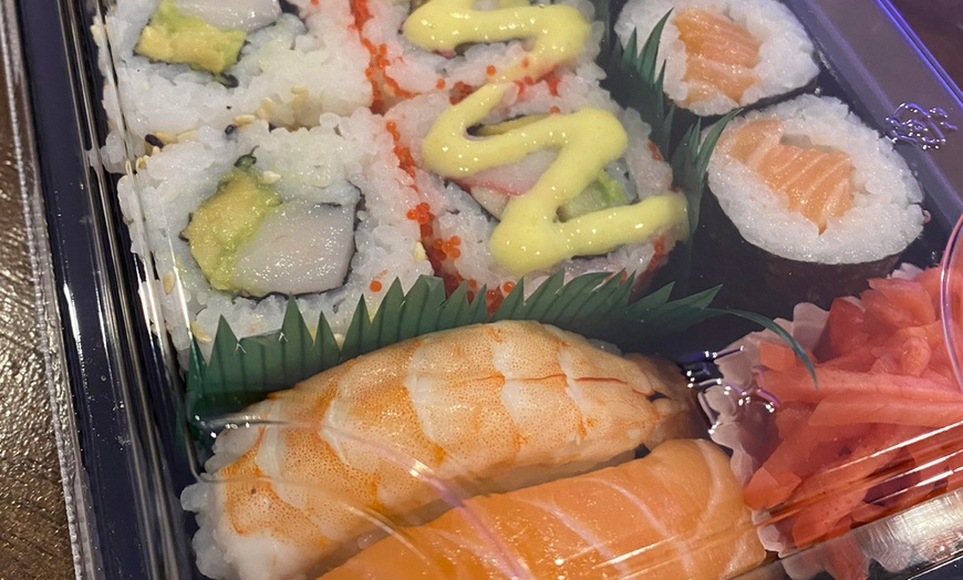 Image 7: ¡Menú de sushi para 2 o 4 personas con entrantes y bebidas!