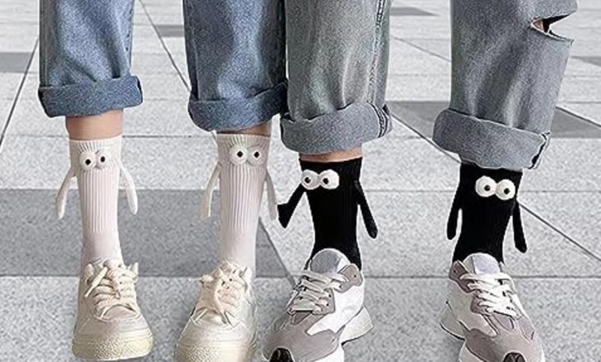 Image 4: 2 Pairs of Unisex Novelty Magnetic 3D Face Couple Socks