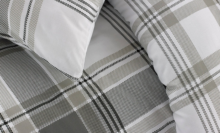 Image 6: Check Reversible Duvet Set
