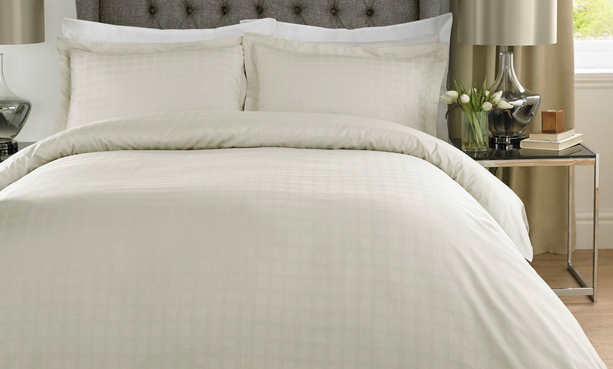 Image 2: 400TC Satin Check Duvet Cover Set