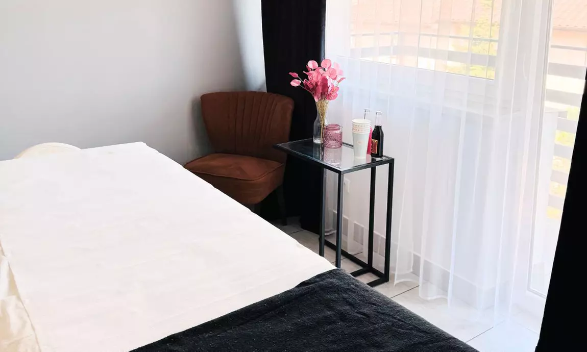 Masaż pleców, karku i odcinka lędźwiowego dla ulgi w bólu w Studiu Piękna Magiczne Dłonie (do -25%) - Second Medium