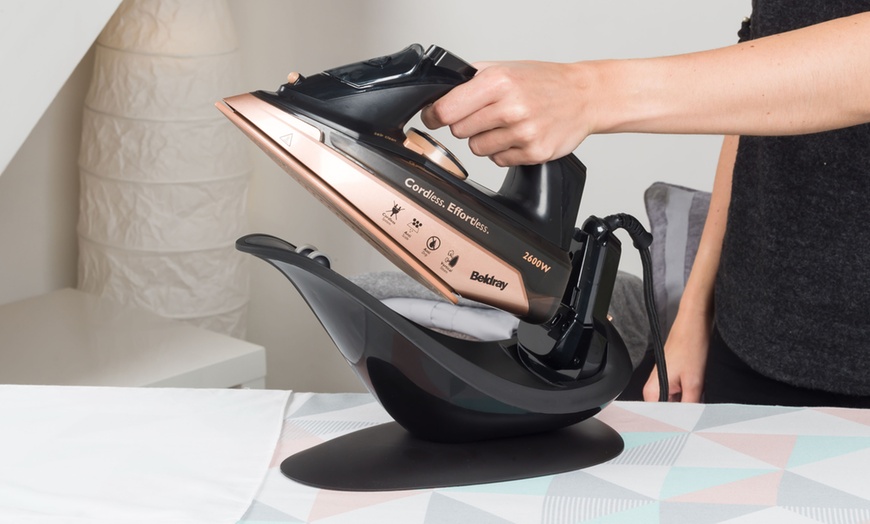 Image 4: Beldray Cordless Steam Iron