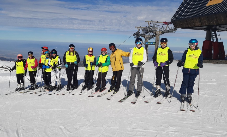 Image 14: Deslízate como un pro: clases de esquí o snow con material incluido