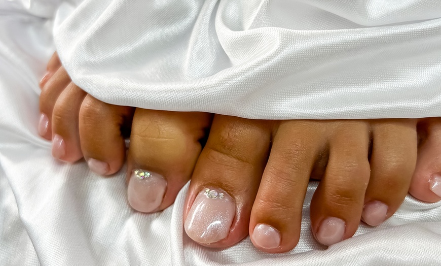 Image 3: Deluxe-Pediküre: Fußbad, Peeling, Nägel formen & Massage, opt. + Lack