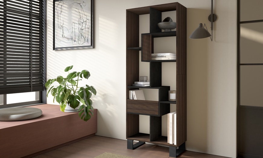 Image 49: Speels vormgegeven boekenkast