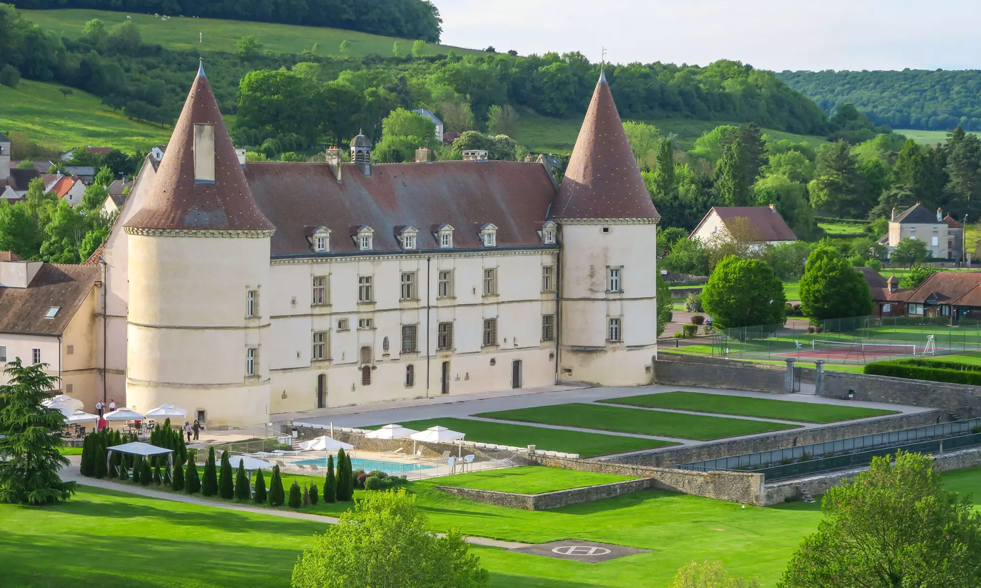 Bourgogne : chambre double Supérieure/Prestige avec spa, pdj et menu en option pour 2 pers. au Château de Chailly 4* - Primary Image
