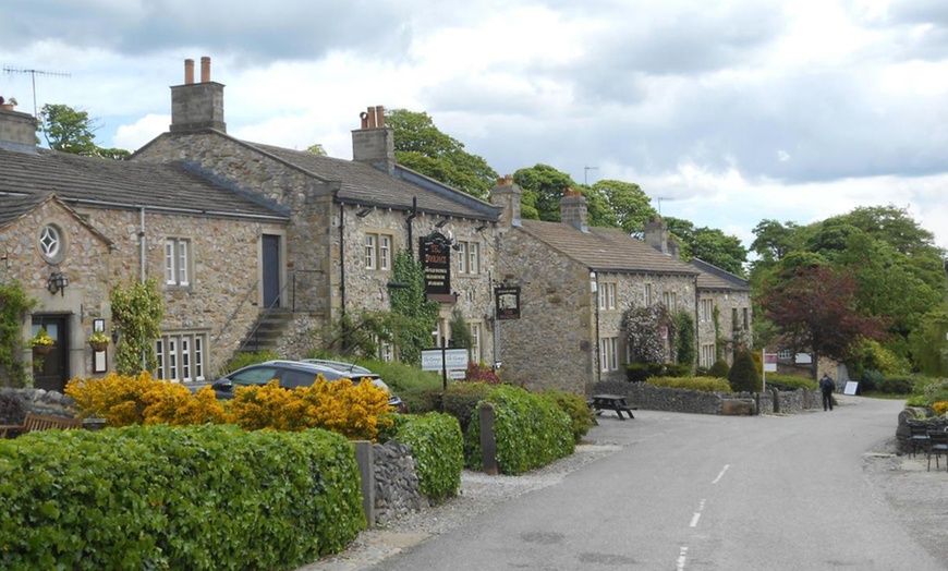 Image 1: Leeds: 1-2 Nights with Breakfast and Emmerdale Village Tour