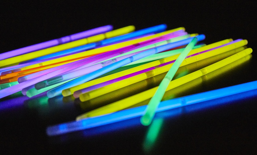 Image 8: 100 Glow Sticks with Connectors