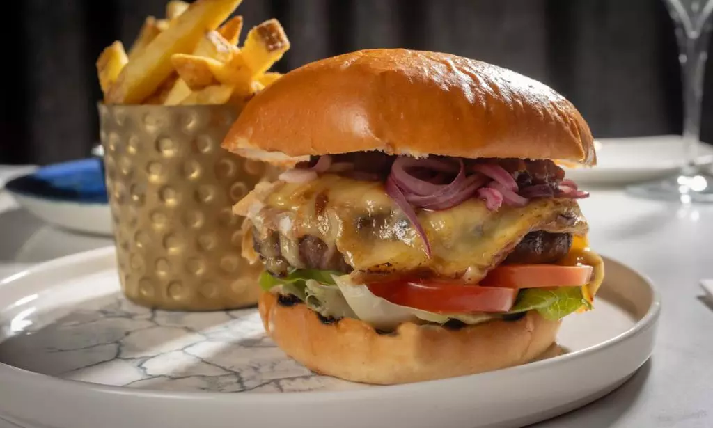 Brighton and Hove: Deluxe Double with Breakfast and Dinner