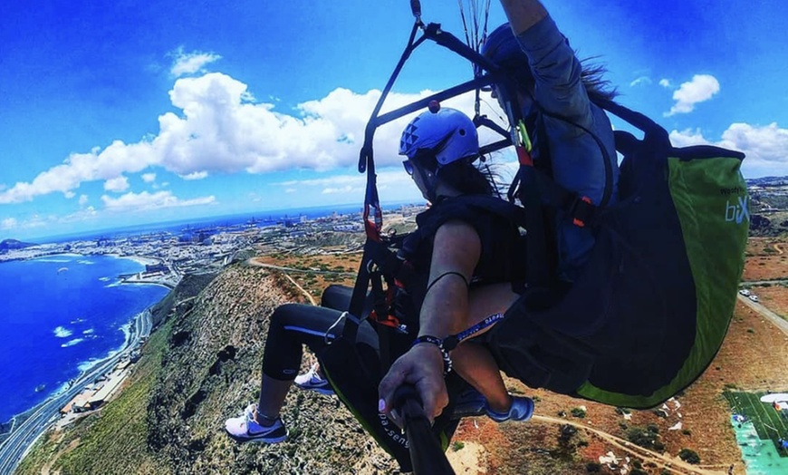 Image 2: Saca tu aventurero interior: vuelo de iniciación al parapente con foto